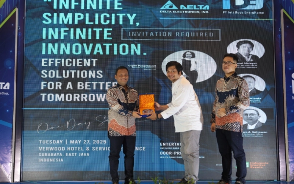 Foto CEO PT Inti Daya Energitama-IDE Amrul Hidayat didampingi Angga Setyawan Business Development Manager Delta Electronics Indonesia menyerahkan plakat kenang-kenangan kepada Country Manager IABG Delta Electronics Indonesia Andreas Hartanta sebagai simbol kerja sama berkelanjutan (Foto: dok. Heri for Ketik.co.id)
