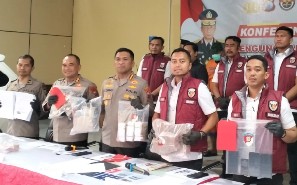 Foto Kapolresta Sidoarjo Kombespol Christian Tobing (tengah) bersama jajaran Satreskrim Polresta Sidoarjo saat jumpa pers kasus OTT jual-beli jabatan. (Foto: Polresta Sidoarjo)