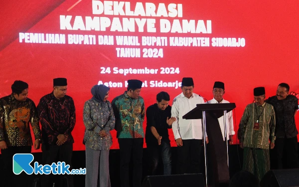 Pasangan BAIK Pakai Batik, Pasangan SAE Berbaju Putih saat Deklarasi Damai Pilkada Sidoarjo