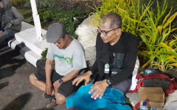 Foto Miftahuddin Ramli alias Midun berbincang dengan pentolan Bonek (Foto: Mustopa/Ketik.co.id)