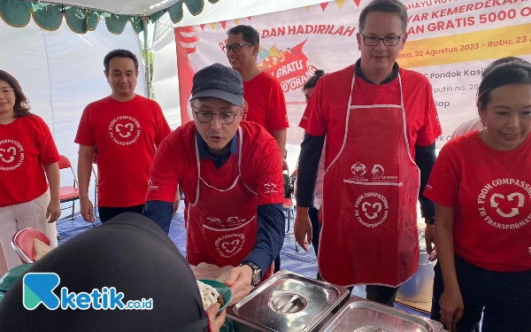 Gambar Konjen AS Ikut Bagikan 5.000 Makanan Gratis untuk Warga Surabaya