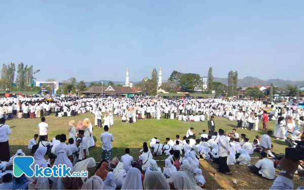 Foto Ribuan peserta tampak memadati Alun-alun Kabupaten Pacitan. (Foto: Al Ahmadi/Ketik.co.id)