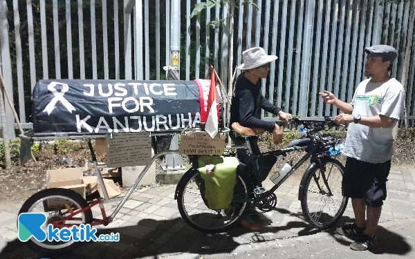Thumbnail Berita - Mencari Keadilan untuk Korban Tragedi Kanjuruhan, Midun Bersepeda dari Batu Menuju Senayan