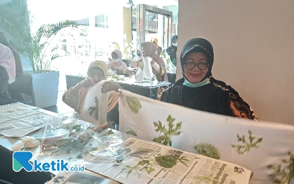 Thumbnail Peringati Hari Batik, ARTOTEL TS Suites Surabaya Ajak Ibu-Ibu Buat Batik Eco Print