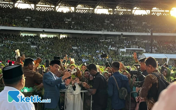 Thumbnail Berita - Jokowi Tiba Harlah ke-78 Muslimat NU di GBK, Disambut Ratusan Ribu Kader Militan