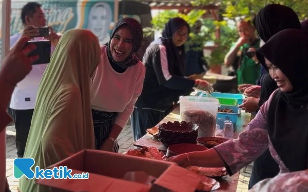 Makan Gratis di Warling Mak Mimik, Warga Porong Senang Bertemu Cawabup Mimik Idayana