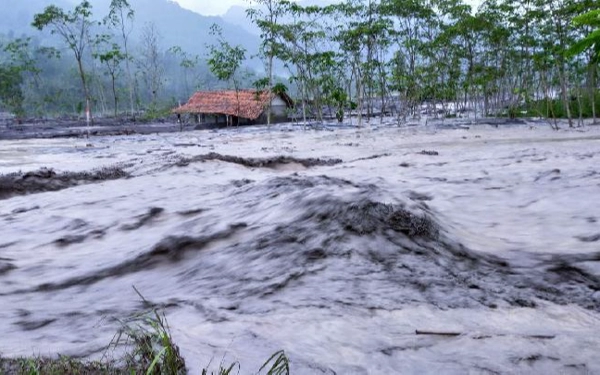 Thumbnail Berita - Gunung Semeru Banjir Lahar Dingin, Masyarakat Diminta Waspada!