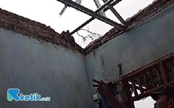 Thumbnail Berita - Puting Beliung Terjang Ratusan Bangunan di Sidoarjo, Rumah dan Warung Rusak Berat