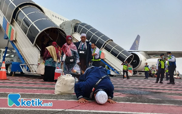 Thumbnail Berita - Jemaah Haji Kloter Pertama-Kedua Embarkasi Surabaya Tiba di Indonesia, Langsung Sujud Syukur