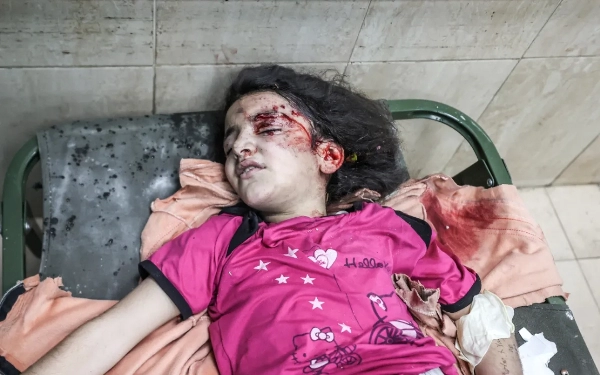 Thumbnail Seorang anak Palestina terluka parah dan mendapat perawatan medis di Al-Aqsa Martyrs Hospital (4/12/2023). (Foto: Ali Jadallah/Anadolu/Aljazeera.com)