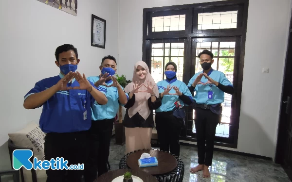 Foto Tim Sosial Media Aisyah bersama petugas CSR selepas membersihkan kantor Ketik.co.id di Perumahan Ketintang Permai, Surabaya (Foto: Alifa/ Ketik.co.id)