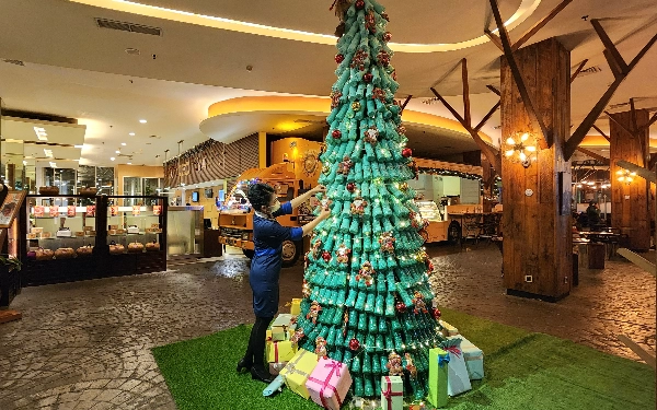 Thumbnail Berita - Unik, Hotel Ini Kreasikan Pohon Natal dari 533 Botol Plastik 