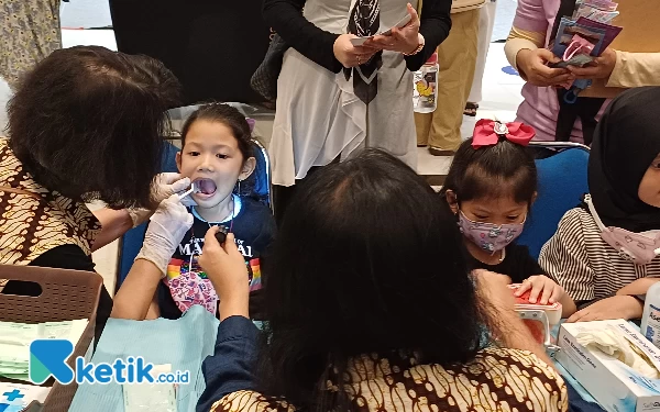 Thumbnail Berita - Peringati Hari Anak Nasional, YKAI Jatim Gelar Pemeriksaan Gigi hingga Melukis Bareng