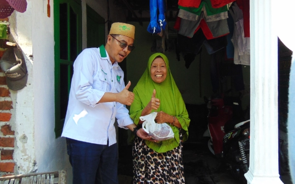 Foto Abdillah Nasih mengantar sendiri daging kurban ke rumah warga Desa Karangtanjung, Kecamatan Candi.  Warga mendoakan semoga berkah bagi PKB. (Foto: Fathur Roziq/Ketik.co.id)