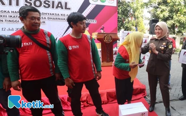 Thumbnail Jelang HBA ke-63, Kejati Jatim Bagikan 100 Paket Sembako untuk Petugas Kebersihan