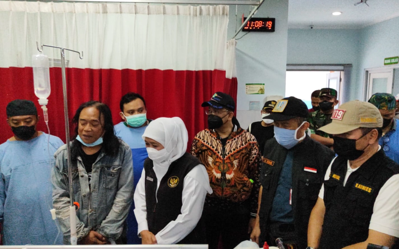 Foto Gubernur Jatim Khofifah Indar Parawansa mengunjungi korban luka-luka di salah satu rumah sakit di Malang (Foto: dok. Istimewa)