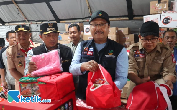 Thumbnail Kehadiran Gus Ipul ke lokasi banjir didampingi Pj Gubernur Jatim Adhi Karyono, Pj Bupati Jombang Teguh Narutomo, Sekdakab Jombang Agus Purnomo dan jajaran Forkopimda lainnya. (Foto: Karimatul Maslahah/Ketik.co.id)