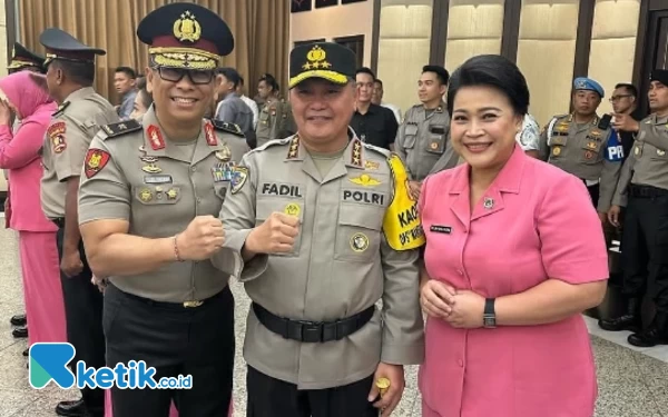 Foto Brigjen Putu Putera Sadana bersama istri saat foto bersama Komjen Fadil Imran Kabaharkam Polri usai pelantikan.