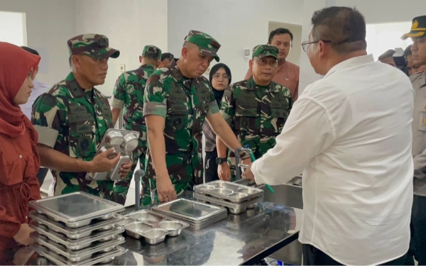 Thumbnail Berita - Jelang Launching Makan Bergizi Gratis, Pangdam V Brawijaya Tinjau Dapur SPPG Kodim 0818