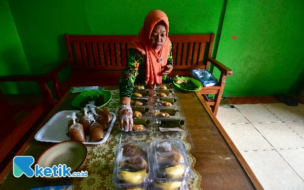 Thumbnail Kader Posyandu Puskesmas Wirosari 1, Murtasiyah, mengemas kudapan siklus menu ke 5 di kediamannya di Bandang, Kelurahan Kunden, Kecamatan Wirosari, Kabupaten Grobogan, Kamis, 5 September 2024. Kudapan siklus ke 5 PMT untuk balita BGM atau stunting terdiri dari ayam goreng, arem-arem isi ati ampela, dan bubur kacang hijau, sedangkan untuk ibu hamil KEK ada tambahan buah pisang. (Foto: Achmad Fazeri/Ketik.co.id)