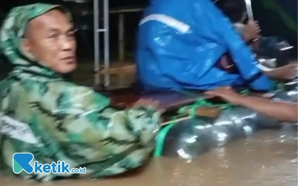 Thumbnail Berita - Aksi Heroik Anggota Koramil Kendit Situbondo Terjang Banjir Bandang Selamatkan Warga