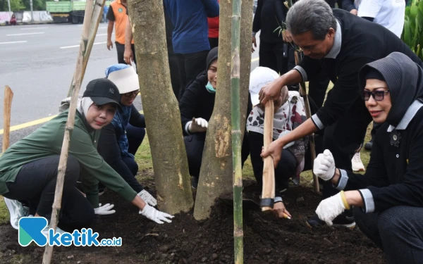 Thumbnail Berita - Pemkab Sidoarjo Tanam Ribuan Pohon Pule sampai ke Desa, Begini Rencananya