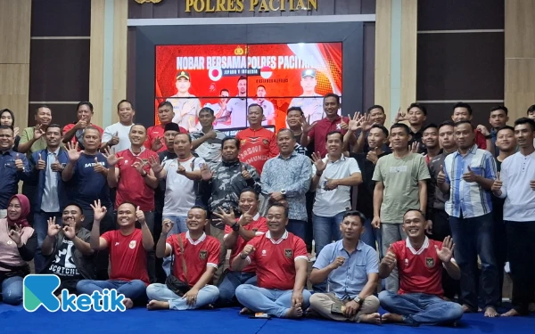 Foto Foto bareng beserta nobar Polres Pacitan. (Foto: Al Ahmadi/Ketik.co.id)