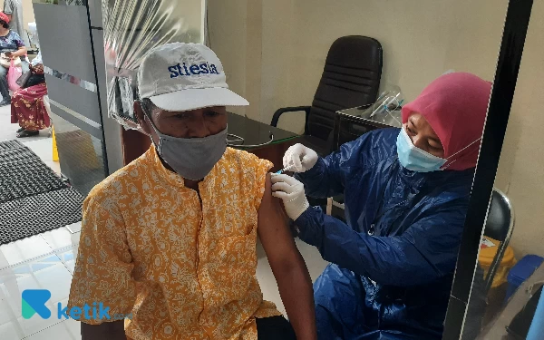 Thumbnail Berita - Warga Surabaya Bersiap, Pemkot Mulai Gencarkan Vaksinasi Booster Kedua 