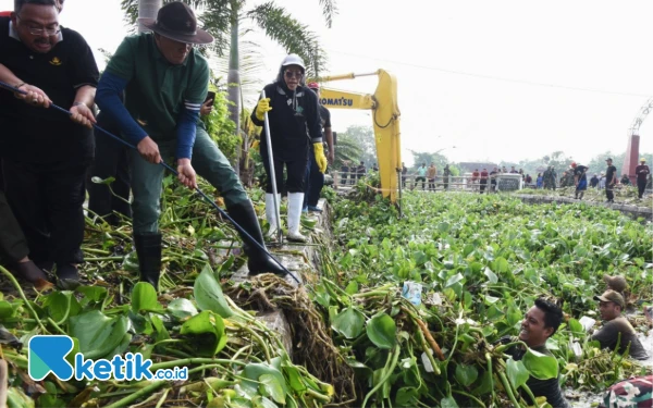 Thumbnail Berita - Bupati Subandi Galakkan ”Jihad” Rawat Sungai, Temukan 3 Kasur Dibuang di Afvour Kendung