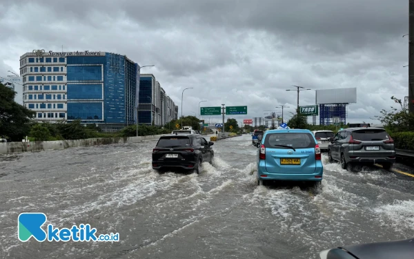 Thumbnail Sejumlah kendaraan tetap berupaya menerobos banjir yang menggenangi Tol Soedijatmo (Foto: Kiagus/Ketik.co.id)