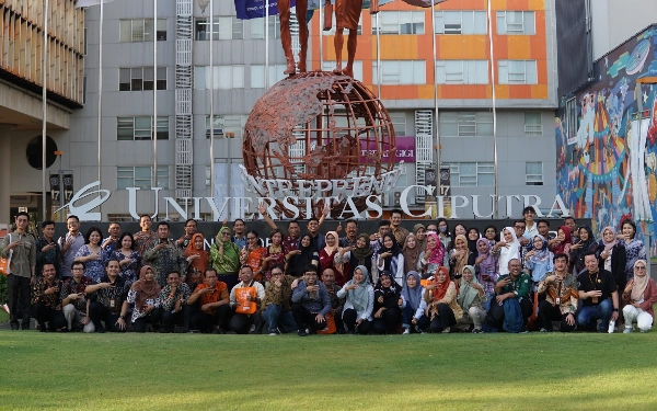 Foto Foto bersama saat selesai Pelatihan Computational Thinking untuk Guru SMA/SMK dari Kepengurusan MGMP Informatika se Jawa Timur. (Foto: Humas UC)