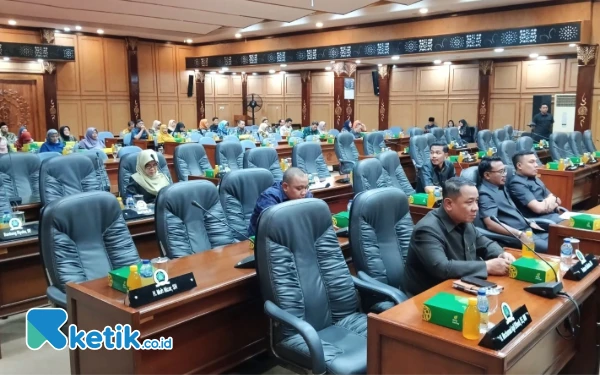 Thumbnail Berita - Plt Bupati Subandi Datang, Rapat Paripurna DPRD Sidoarjo Hanya Dihadiri 10 Anggota Dewan