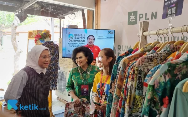 Foto Menaker RI Ida Fauziyah bersama Ketua Pembina IKAWATI ATR/BPN Nanny Hadi Tjahjanto memborong produk UMKM di G20 Indonesia. (Foto: Irwansyah/KETIK)