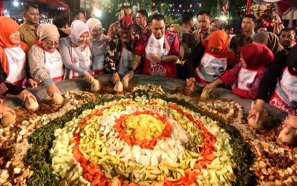 Thumbnail Berita - Festival Rujak Uleg 2023, Dikritik Pedas Masyarakat Surabaya 