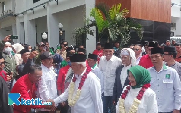 Thumbnail Berita - Diantar Kiai dan 11 Parpol, Sanusi-Lathifah Daftar ke KPU Kabupaten Malang