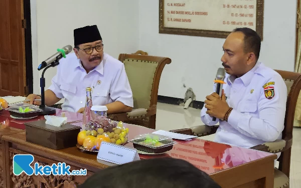 Foto Wantimpres Soekarwo saat berdiskusi dengan Bupati Ngawi Ony Anwar Harsono di Pendopo Ngawi sebelum turun ke petani di lapangan.