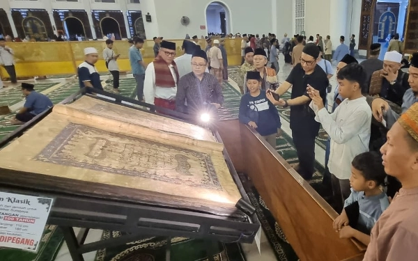 Thumbnail Menakjubkan, Al-Qur'an Usia Seabad Hadir di Masjid Al-Akbar Surabaya, Sambut Akhir Ramadan