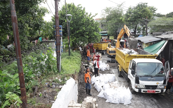 Gerak Cepat Pemkot Surabaya Tutup Tanggul Agar Mayjen Sungkono Tak Banjir 