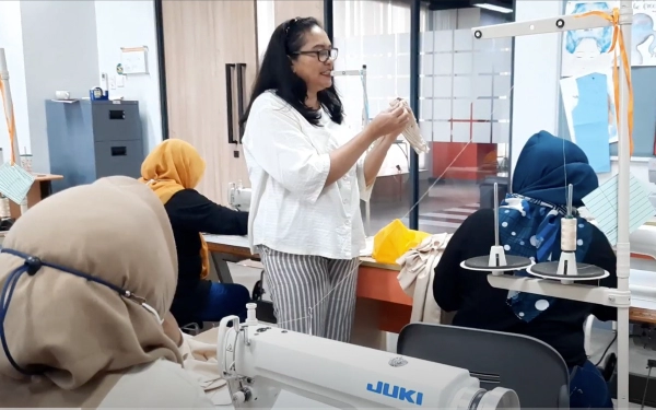 Thumbnail Berita - Tingkatkan Ekonomi Mikro, Dosen UC Berikan Pelatihan Hijab Kreatif