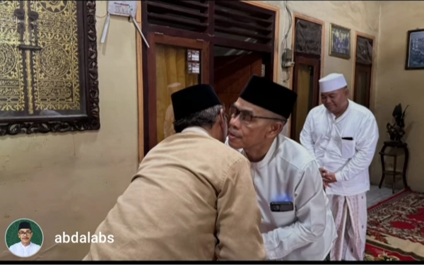 Thumbnail Prof. Kiai Abdul. A' la saat takziah atas wafatnya Ibunda  Prof. Mahfud MD, Minggu, 19 Januari ( foto : Ig : abdalabs for Ketik.co.id )