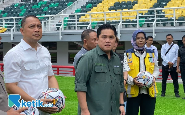 Thumbnail Berita - Persiapan Piala Dunia U-20, Erick Thohir Acungkan Jempol untuk GBT Surabaya 