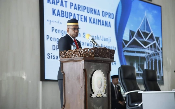 Foto Wakil Bupati Hasbulla Furuada saat memberikan sambutan dalam pelantikan Pergantian Antar Waktu (PAW) anggota DPRD Kaimana. (Foto: Humas Pemkab Kaimana)