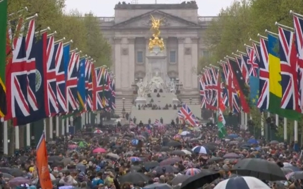 Thumbnail Jutaan warga Inggris memenuhi jalan menuju Istana Buckingham. Mereka menunggu momen disapa Raja dan Permaisuri dari atas balkon istana. (Foto: @coronation2023)