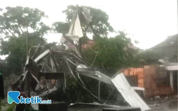 Sidoarjo Dihajar Angin Puting Beliung, 200 Lebih Bangunan Rusak di 4 Kecamatan, 1 Tewas, 2 Luka