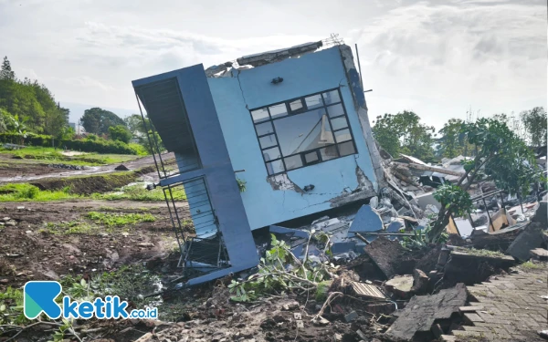 Thumbnail Berita - (Foto) Kondisi Villa Ambruk di Kota Batu