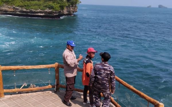 Thumbnail Berita - Mahasiswa Asal Pasuruan Terseret Arus di Pantai Ungapan Malang, Tim SAR Lakukan Pencarian