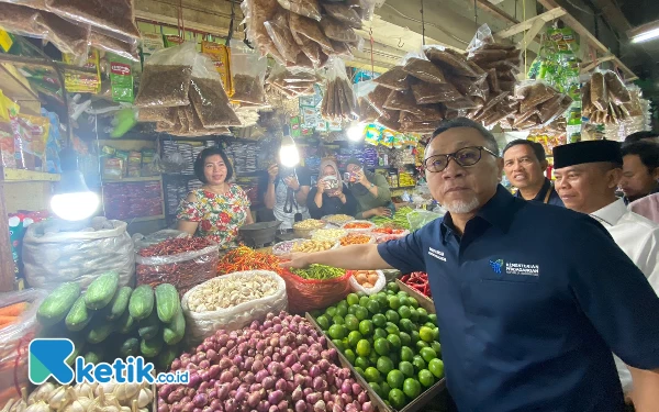 Thumbnail Berita - Kunjungi Pasar Wonokromo, Mendag Kaget Harga Bahan Pokok Cenderung Turun