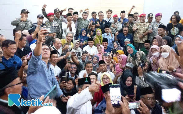 Foto Anies Baswedan bersama para relawan di Jombang (31/8/2023). (Foto: Rifat/Ketik.co.id)