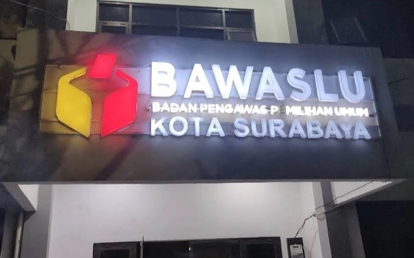 Thumbnail Berita - Ketua Bawaslu Surabaya Penuhi Panggilan Kejari, Klarifikasi Dugaan Korupsi