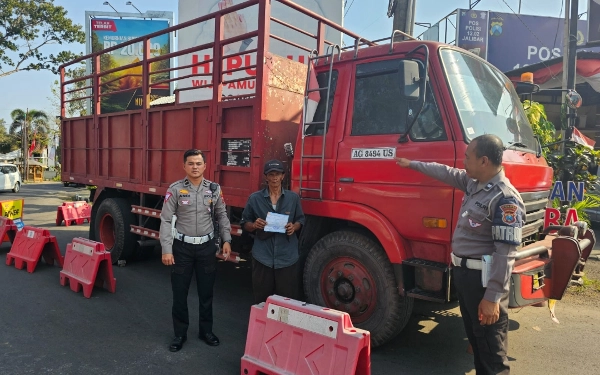 Berbahaya, Polres Malang Tilang Pengendara Truk Tebu Overload yang Viral di Medsos